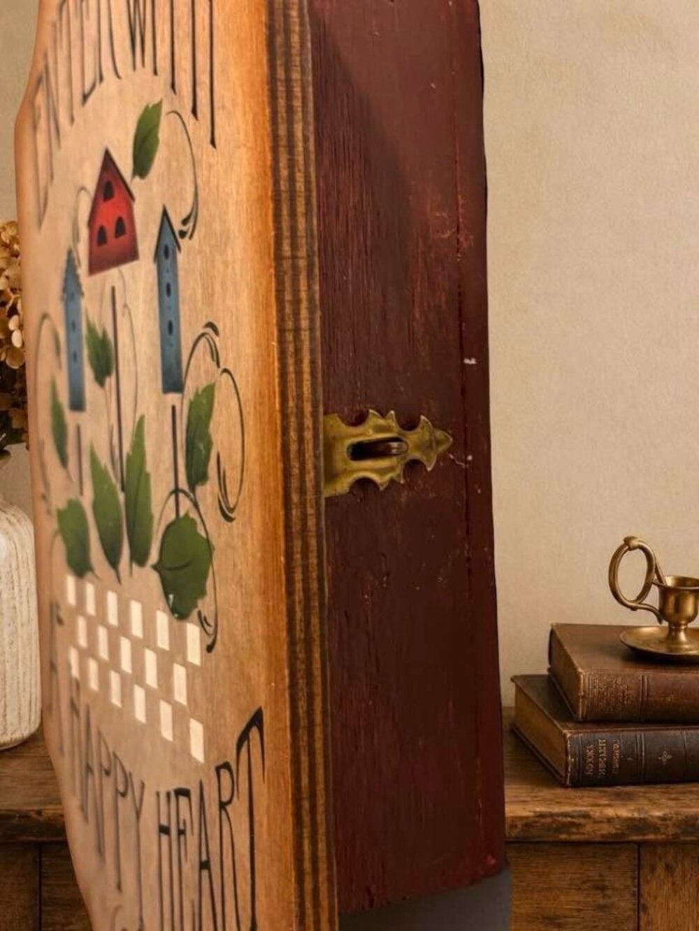 Primitive Decorated Key Holder Box Enter With A Happy Heart Wooden Wall With Hoo - Picture 3 of 5